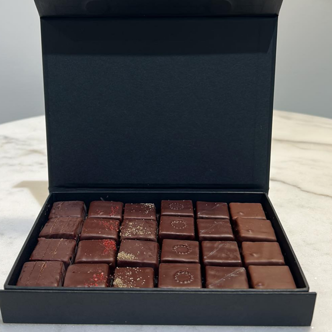 Coffret prestige de ganaches enrobées de chocolat noir – Léa Alexandre  Artisans